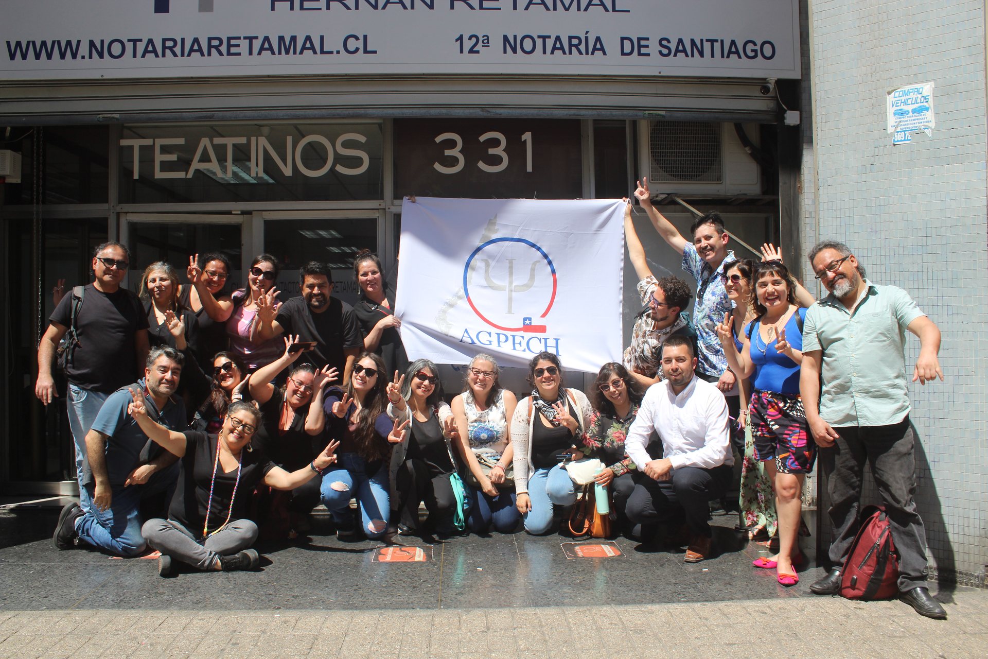 Integrantes de AGPECH con la bandera institucional el día de la constitución del gremio